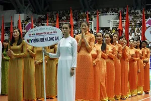 Chân dài đua sắc, khoe tài