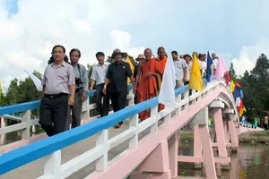 Tình người không biên giới