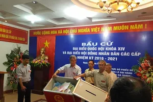 Đồng loạt mở thùng  phiếu bầu cử lúc 19 giờ