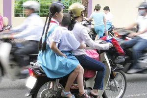 Cho con học thêm, phụ huynh cũng khổ lắm!