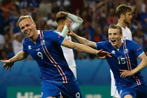 Màu áo thiên thanh lên ngôi ngày nào?