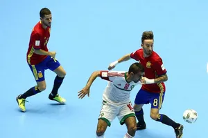 Tây Ban Nha vẫn toàn thắng, Argentina bị cầm hòa