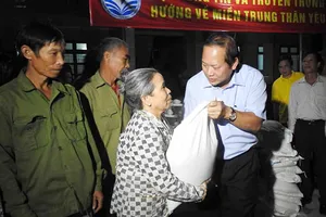 Bộ TT-TT trao hơn 6 tỷ đồng quà cứu trợ đồng bào vùng lũ