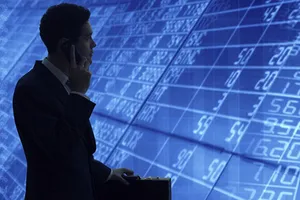 Chứng khoán và giá vàng giảm mạnh