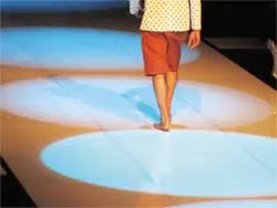 Thời trang phá cách hay phá phách?