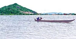 Du ngoạn trên kinh đào  dài nhất Việt Nam