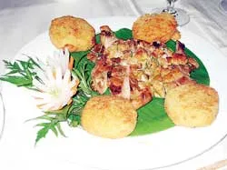 Xôi chiên thịt nướng