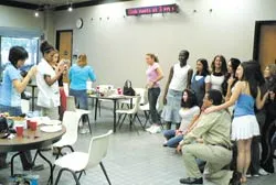 Sinh viên vừa du học, vừa “cày”