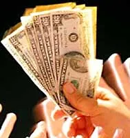 Nguy cơ lây cúm gia cầm từ tiền giấy