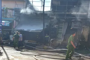 Dập tắt đám cháy tại cửa hàng giày dép ở phường Thới Hòa