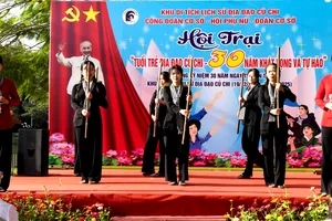 Một hoạt cảnh tái hiện truyền thống "Đất thép thành đồng" của quê hương Củ Chi tại hội trại