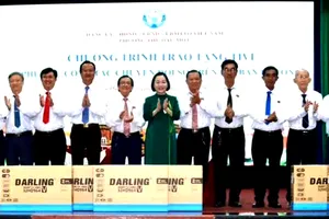 Phường Thủ Dầu Một (TPHCM) trao tặng 40 tivi cho các khu phố, phục vụ công tác chuyển đổi số