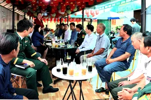 Lãnh đạo xã Phước Hải chia sẻ, trao đổi với ngư dân tại buổi cà phê.