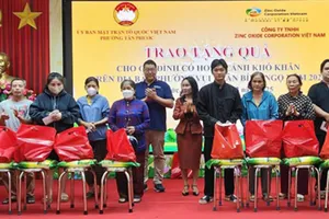 Trao quà cho các gia đình có hoàn cảnh khó khăn vươn lên trong cuộc sống