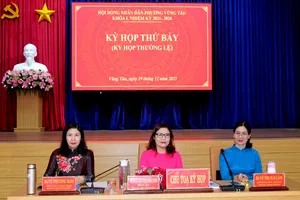 Chủ tọa kỳ họp. Ảnh: QUANG VŨ