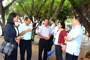 Đoàn khảo sát các điểm tập trung đông khách du lịch trên địa bàn phường Vũng Tàu. Ảnh: QUANG VŨ