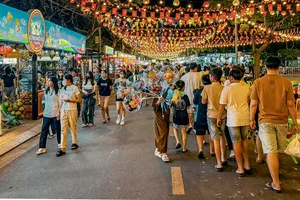 Khung cảnh nhộn nhịp và rực rỡ sắc màu Khu phố đêm Bà Rịa. Ảnh: QUANG VŨ