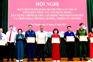 Nguyên Phó Chủ tịch nước Trương Mỹ Hoa và đồng chí Châu Xuân Đại Thắng trao giấy khen đến các đảng viên có thành tích xuất sắc