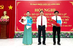 Lãnh đạo UBND xã Long Hải trao quyết định về công tác cán bộ