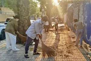 Bà con khu phố 15, phường Cầu Ông Lãnh cùng nhau quét dọn, thu gom rác tại các tuyến hẻm trong sáng 01-01-2026.