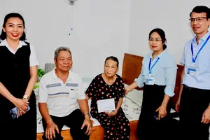 Đại diện lãnh đạo phường Tam Thắng thăm, tặng quà các gia đình chính sách.