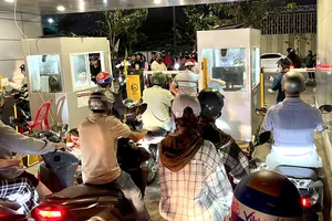 Người dân phải nổ máy chờ đợi lâu, hít khói xe trong không gian chật hẹp.