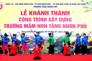 Các cháu Trường Mầm non Tăng Nhơn Phú biểu diễn văn nghệ chào mừng tại lễ khánh thành