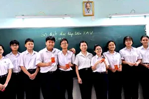 Học sinh được khen ngợi có thành tích học tập tốt trên nền tảng KAV