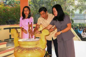 Lãnh đạo xã Phước Hòa thắp nhang tại Nhà bia tưởng niệm, Nhà truyền thống xã