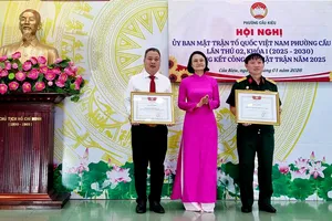 Đồng chí Trần Thu Hà, Bí thư Đảng ủy, Chủ tịch HĐND phường trao bằng khen cấp thành phố cho tập thể và cá nhân có thành tích xuất sắc.