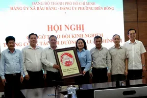 lãnh đạo hai địa phương tặng quà lưu niệm