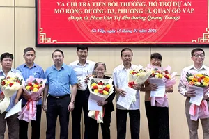 Người dân bị ảnh hưởng nhà đất bởi dự án mở rộng đường D3 nhận quyết định bồi thường. Ảnh: THANH HIỀN