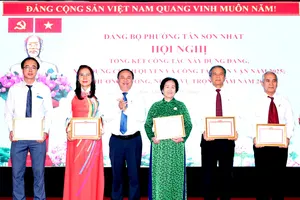 Bí thư Đảng ủy phường Tân Sơn Nhất Lê Hoàng Hà trao bằng khen đến các tập thể, cá nhân