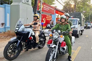 Lực lượng chức năng phường Tam Thắng ra quân trong sáng ngày 16-01.