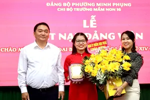 Phường Minh Phụng: Kết nạp đảng viên mới trong ngày khai mạc Đại hội XIV