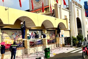 Khu vực chợ Bến Thành đang được chỉnh trang đón tết. Ảnh: HOÀNG HÙNG