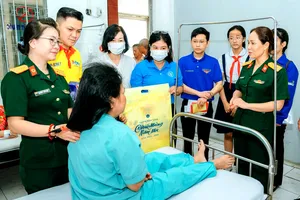Trao quà tết cho bệnh nhân có hoàn cảnh đặc biệt khó khăn