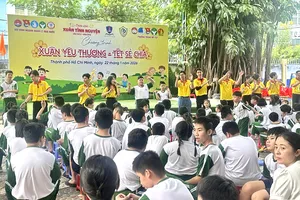 Mang xuân yêu thương đến với học sinh chuyên biệt