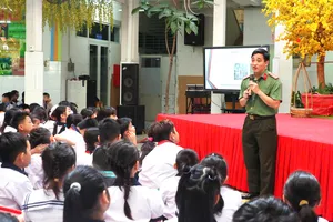 Thiếu tá Nguyễn Thiện Tâm tuyên truyền về phòng tránh ma túy cho học sinh