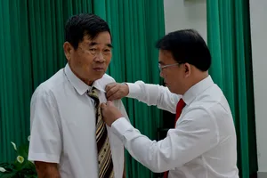 45 đảng viên phường Tam Long và Phước Thắng nhận Huy hiệu Đảng