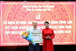 Phường Tân Phú trao Huy hiệu Đảng đến 9 đảng viên 