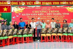 Xã Củ Chi: Trao hơn 250 phần quà tết nghĩa tình