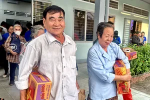 Niềm vui của bà con khi nhận quà tết