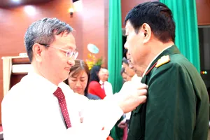 Phường Phú Lợi: Trao Huân chương Lao động, Huy hiệu Đảng cho các đảng viên