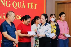 Phường Tân Sơn Nhất trao quà tết cho các đơn vị làm nhiệm vụ và hộ cận nghèo