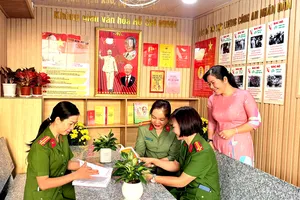 Chị em chi hội phụ nữ công an phường đọc sách tại Không gian văn hoá Hồ Chí Minh 