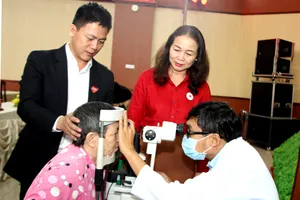 Phường Tân Uyên: Khám mắt, tặng quà tết cho người khó khăn