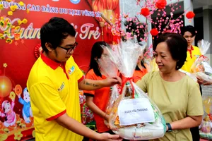 Cô Đinh Bích Diệp, Hiệu trưởng Trường Cao đẳng Du lịch Vũng Tàu trao quà Tết cho sinh viên có hoàn cảnh khó khăn.