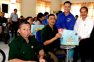 Tặng quà Tết cho thương binh và người có công