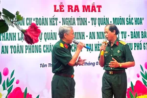Các bác Cựu chiến binh tham gia biểu diễn văn nghệ chào mừng 